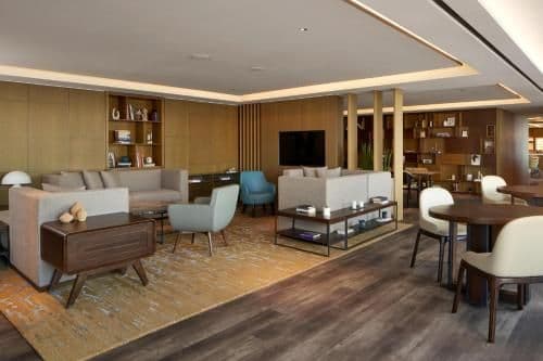 Executive Suite with M Club lounge access, 1 King, Sofa bed