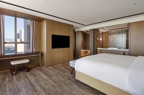 Executive Suite with M Club lounge access, 1 King, Sofa bed
