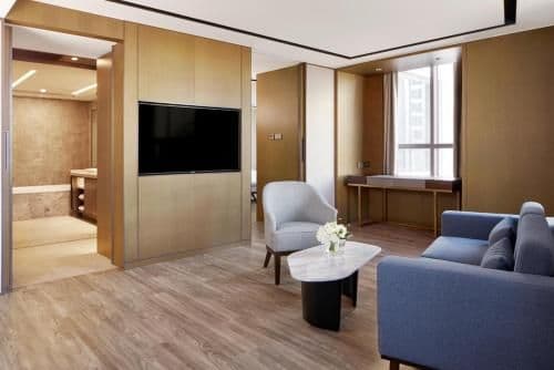 Executive Suite with M Club lounge access, 1 King, Sofa bed