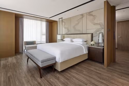 Executive Suite with M Club lounge access, 1 King, Sofa bed
