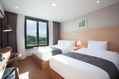 Standard Twin Room with Mountain View