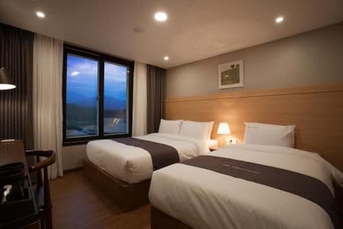 Standard Twin Room with Mountain View