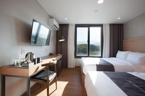 Standard Twin Room with Mountain View