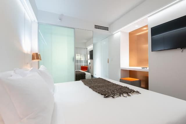 SINGLE QUEEN SIZE BED