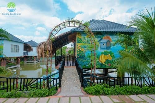 Bungalow with Lake View