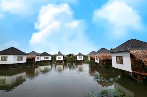 Bungalow with Lake View