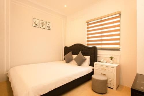 Queen Room with Shared Bathroom