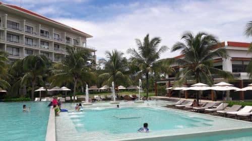 Apartment with Pool View