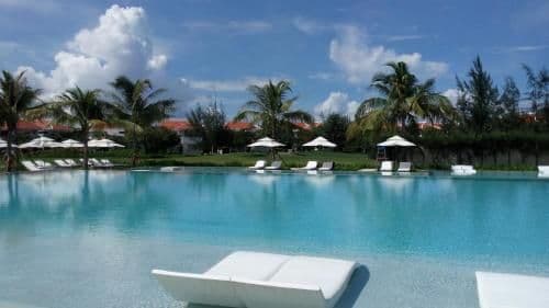 Apartment with Pool View