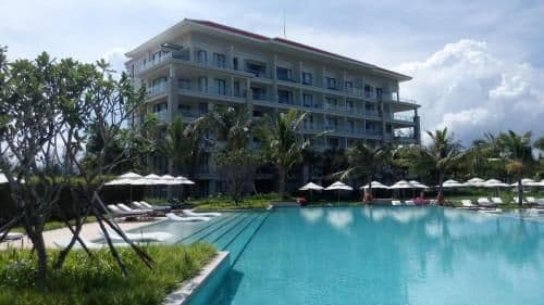 Apartment with Pool View
