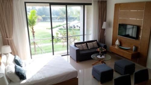 Apartment with Pool View
