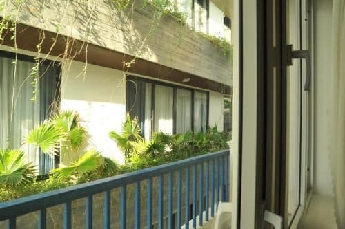 Apartment with Balcony and Big Window