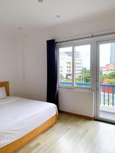 Apartment with Balcony and Big Window