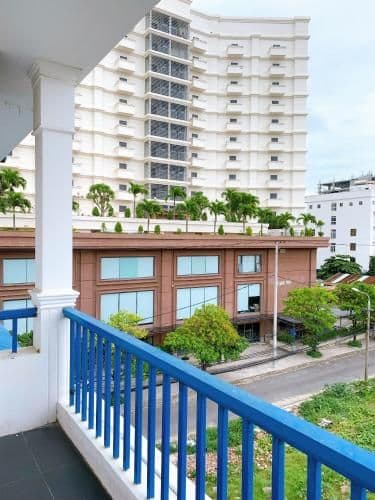 Apartment with Balcony and Big Window