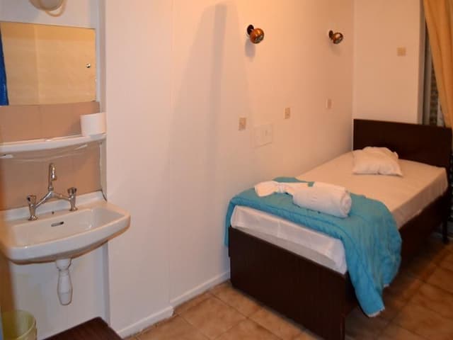 SINGLE WITH SHARED BATHROOM
