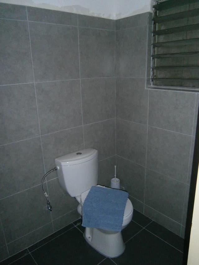 SINGLE WITH SHARED BATHROOM