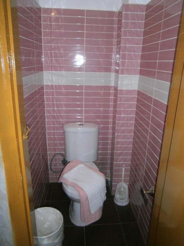 SINGLE WITH SHARED BATHROOM
