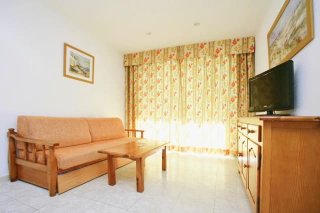 APARTMENT NO AIR CONDITIONING