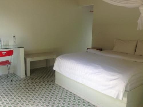 Deluxe Room (2 Adults + 1 Child)