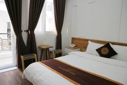 Deluxe Queen Room with Window
