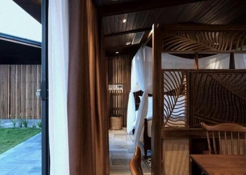 Apartment with Pool View