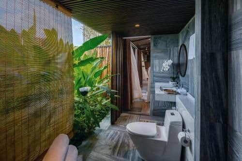 Apartment with Pool View