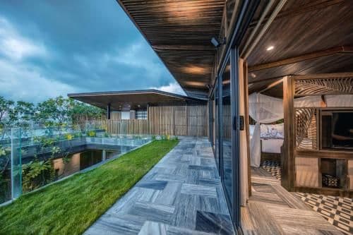 Apartment with Pool View