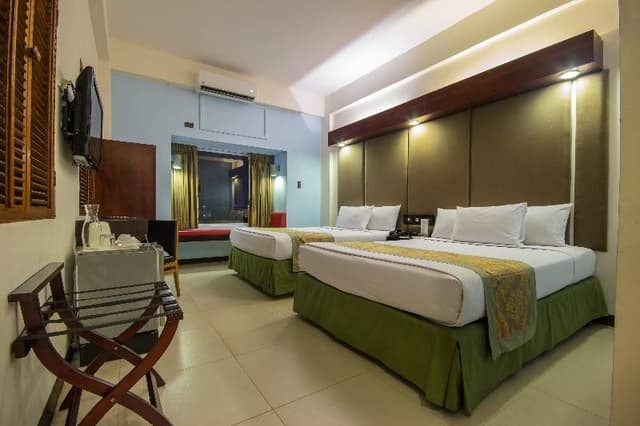 Double or Twin TWO QUEEN BEDS