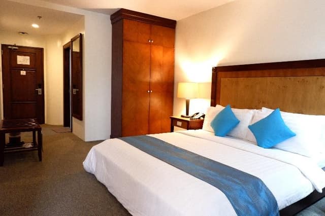 DOUBLE DELUXE KING BED