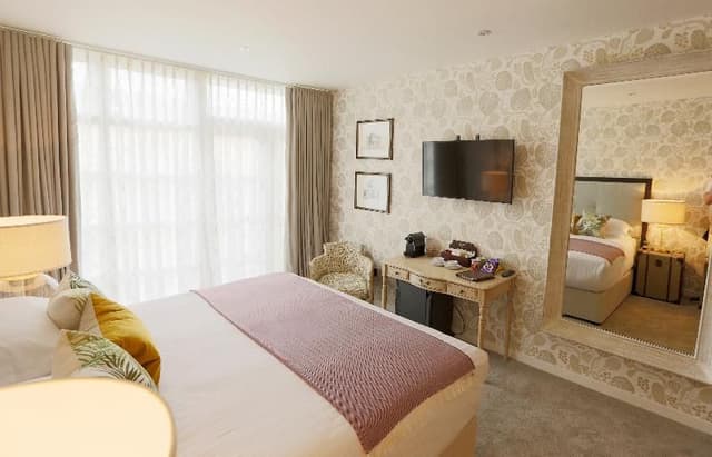 SUITE WITH DOUBLE BED