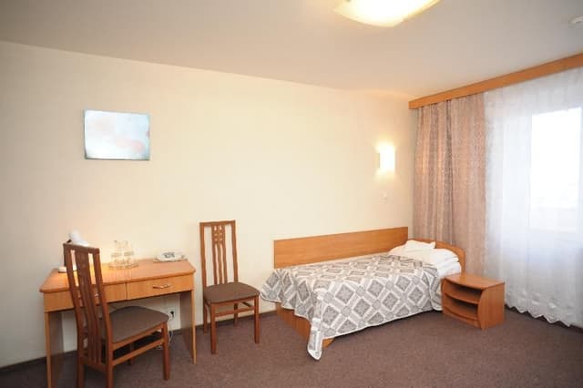 SINGLE WITH SHARED BATHROOM