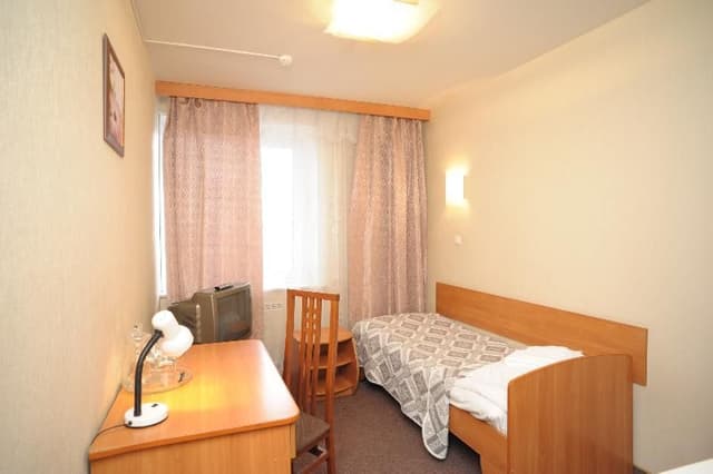 SINGLE WITH SHARED BATHROOM