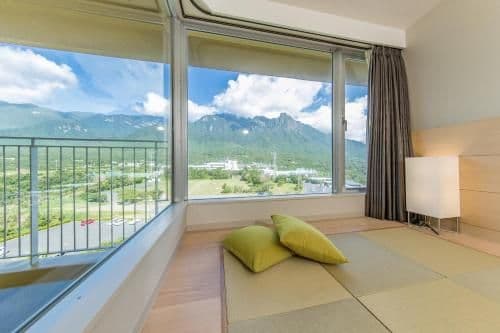 Standard Twin Room with Mountain View