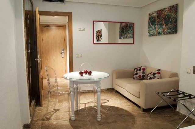 STUDIO CAPACITY 2