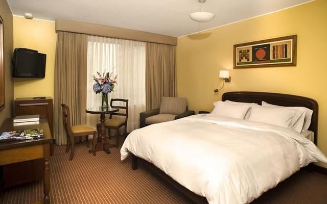 DOUBLE WITH DOUBLE BED