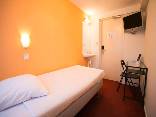 SINGLE WITH SHARED BATHROOM