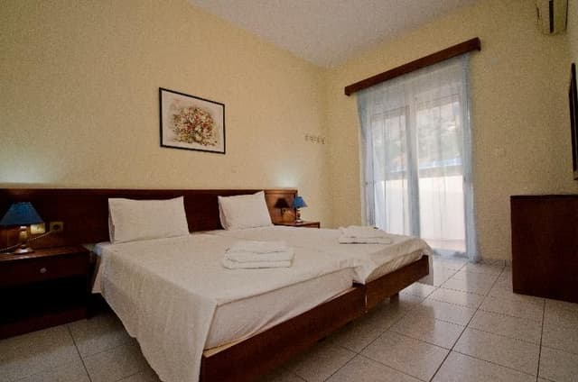 FAMILY ROOM TWO BEDS
