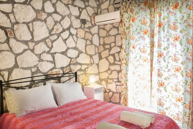 HOUSE TWO BEDROOMS