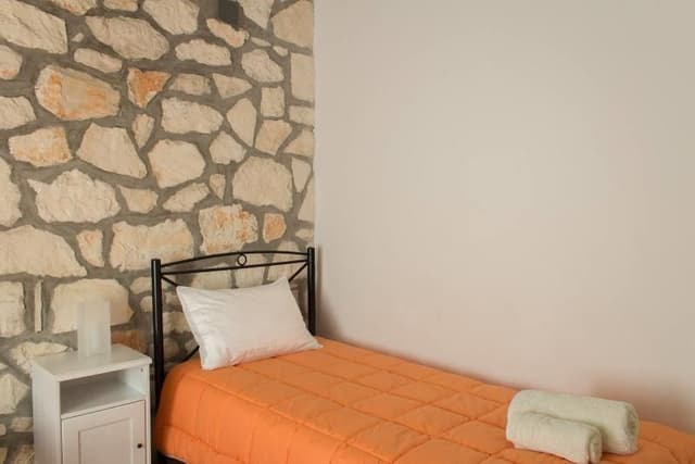 HOUSE TWO BEDROOMS