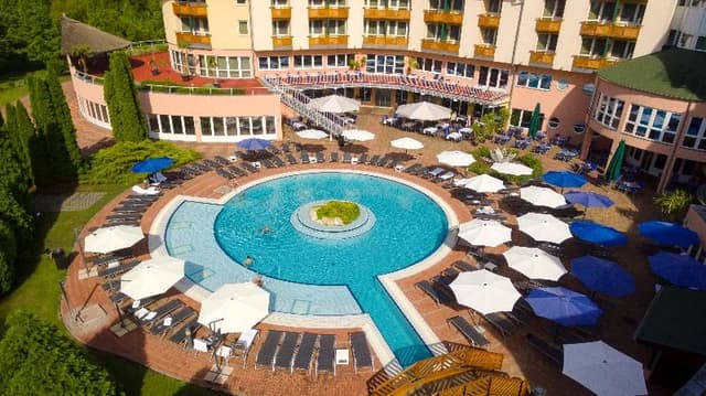 DOUBLE POOL VIEW