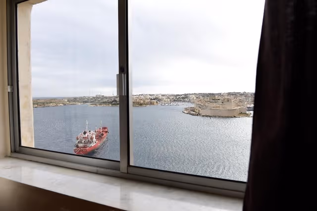 SINGLE SEA VIEW