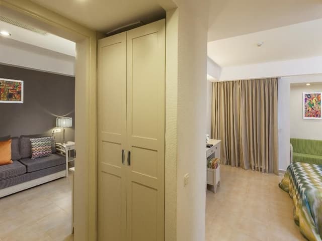 FAMILY ROOM CONNECTING ROOM