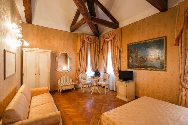 JUNIOR SUITE CANAL VIEW