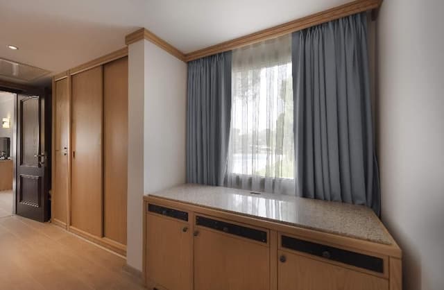 FAMILY ROOM LAND VIEW