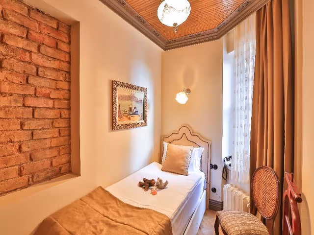 SUITE THREE BEDROOMS