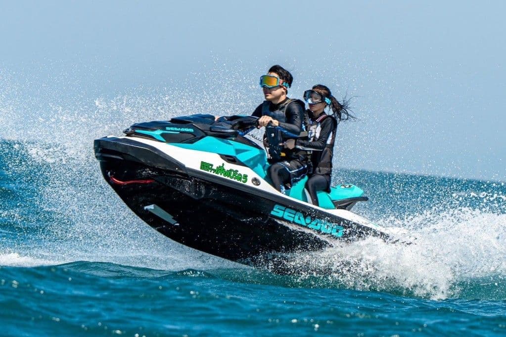 ประสบการณ์มันส์สุดขีด! ขี่เจ็ทสกีลุยคลื่นที่พัทยา โดยเสี่ยเบิร์ด