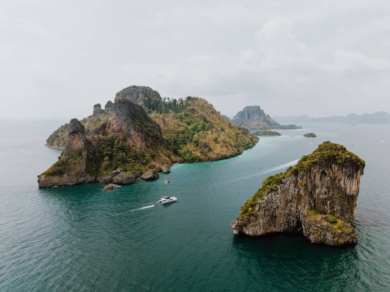 Krabi: 4 Island Premium Yacht with Snorkeling & Clear Kayak ทริปเที่ยว และเดย์ทริป