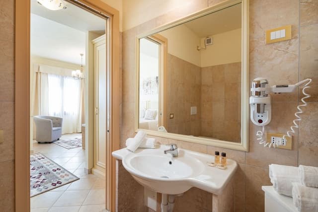 Suite, 1 King Bed, Hot Tub, City View