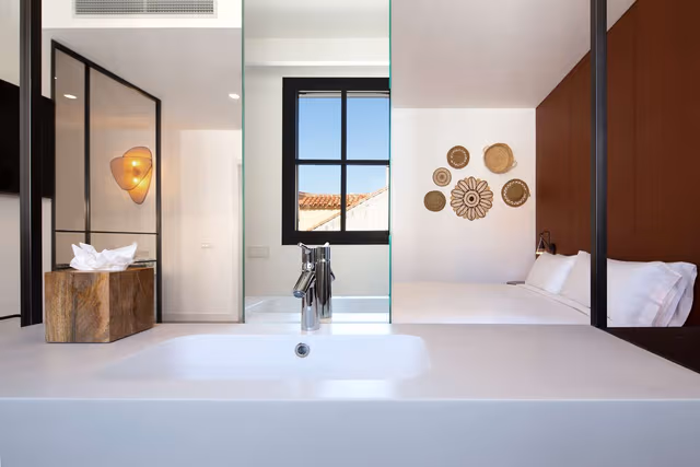 KING SUPERIOR ROOM