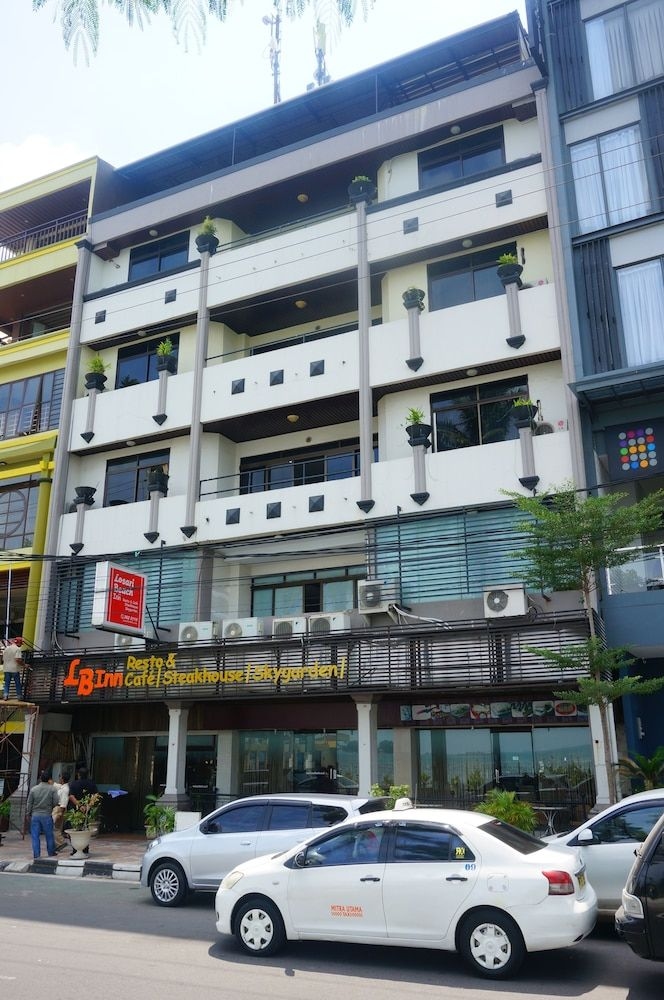 Losari Beach Inn Makassar1